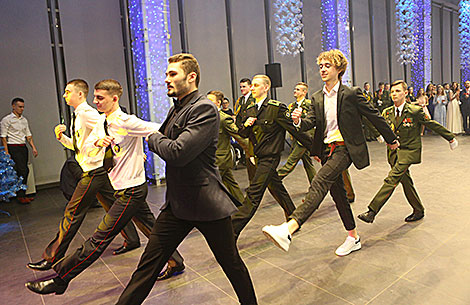 Маршируют участники Новогоднего бала в Национальной школе красоты