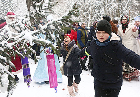 Хоровод у ёлки на Августовском канале