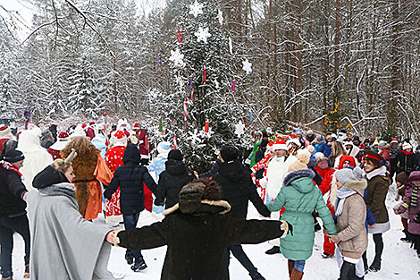 Хоровод у ёлки на Августовском канале