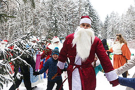 Хоровод у ёлки на Августовском канале