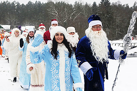 Шествие Дедов Морозов и Снегурочек на Августовском канале