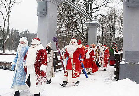 Шествие Дедов Морозов и Снегурочек на Августовском канале