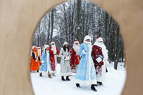 Шествие Дедов Морозов и Снегурочек на Августовском канале