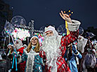 圣诞老人和雪姑娘的游行在明斯克举行