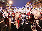 圣诞老人和雪姑娘的游行在明斯克举行