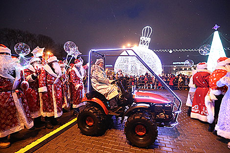 Parade of Father Frosts and Snow Maidens in Minsk