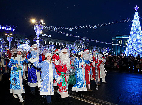 
圣诞老人和雪姑娘的游行在明斯克举行
