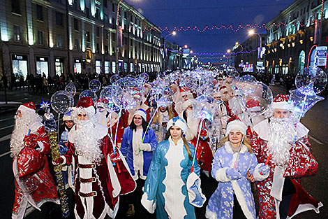 
圣诞老人和雪姑娘的游行在明斯克举行
