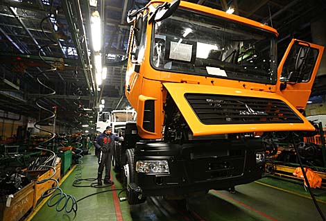 Зроблена ў Беларусі: на галоўным канвееры МАЗа за змену збіраюць да 40 аўтамабіляў