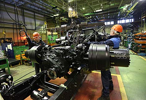 Зроблена ў Беларусі: на галоўным канвееры МАЗа за змену збіраюць да 40 аўтамабіляў