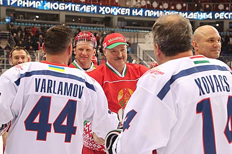 Аляксандр Лукашэнка з удзельнікамі матчу