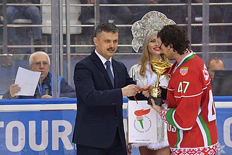 Міністр спорту і турызму Беларусі Сяргей Кавальчук уручае прыз лепшаму іграку матчу ў складзе каманды Прэзідэнта Даніэлю Корса