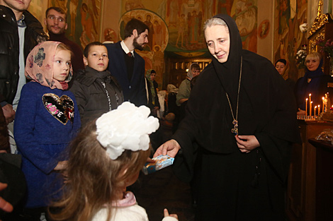 Head of the Holy Nativity of the Theotokos Convent Gavriila wishes Merry Christmas to children