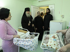 Archbishop of Vitebsk and Orsha Dimitry wishes Merry Christmas to babies and their mothers in a maternity hospital