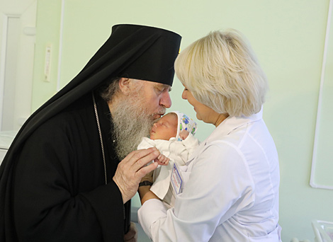 Archbishop of Vitebsk and Orsha Dimitry wishes Merry Christmas to babies and their mothers in a maternity hospital