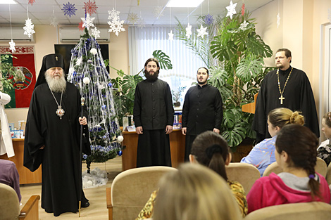 Archbishop of Vitebsk and Orsha Dimitry wishes Merry Christmas to babies and their mothers in a maternity hospital
