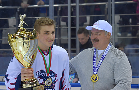 Аляксандр Лукашэнка і ігрок каманды 