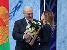 Александр Лукашенко вручает награду лауреатам премии "За духовное возрождение" – Юлии Быковой и Евгению Олейнику