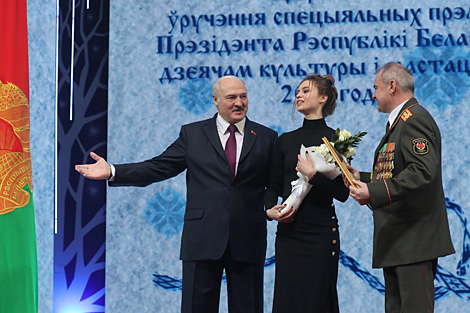 Alexander Lukashenko hands over the awards