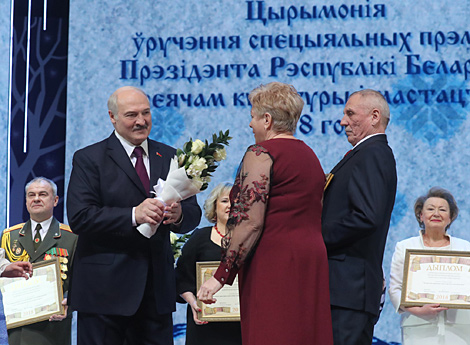 Alexander Lukashenko hands over the awards