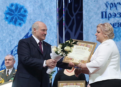 Alexander Lukashenko hands over the awards