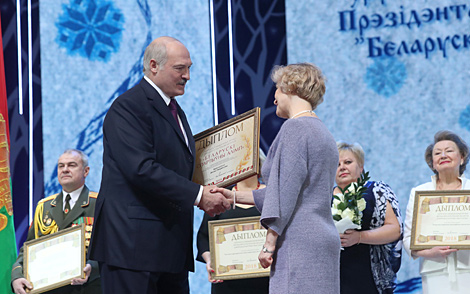 Александр Лукашенко лично вручает награды лауреатам 