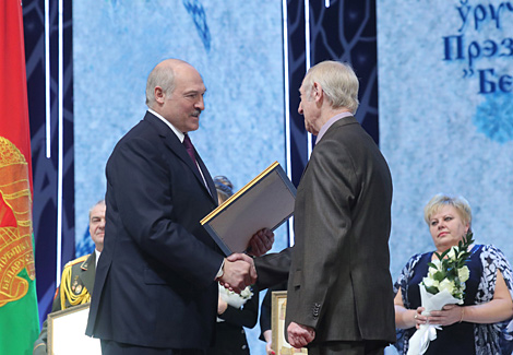 Александр Лукашенко лично вручает награды лауреатам