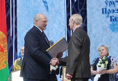 Alexander Lukashenko hands over the awards