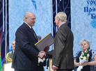 Александр Лукашенко лично вручает награды лауреатам