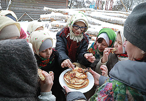 Children’s Christmas rite Kury in Klichev District