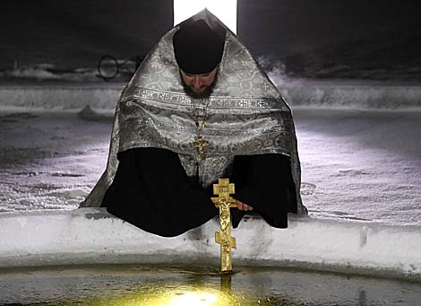 Belarusian dive into ice waters to celebrate Epiphany