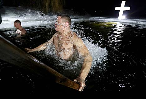 Belarusian dive into ice waters to celebrate Epiphany
