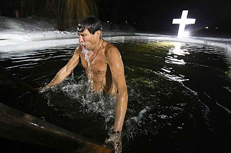 Сотрудники МЧС по традиции провели крещенское купание – окунулись в прорубь на Цнянском водохранилище