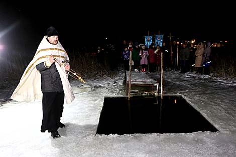 Belarusian dive into ice waters to celebrate Epiphany