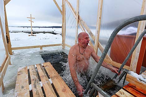 Belarusian dive into ice waters to celebrate Epiphany