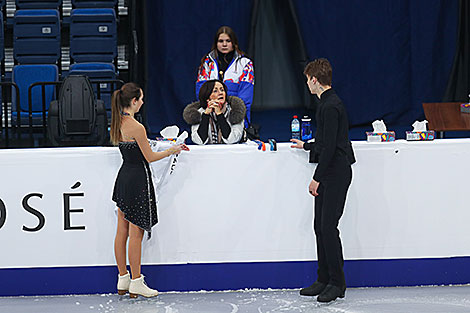 Open practice sessions of ice dance pairs
