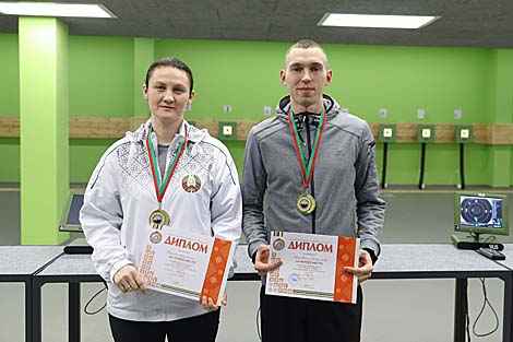 Победители соревнований по стрельбе из пневматического пистолета на 10 метров (смешанные команды) Екатерина Крученок и Владислав Борщевский
