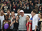 Александр Лукашенко и участники гала-концерта 