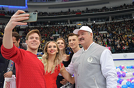 Alexander Lukashenko and the participants of the gala concert