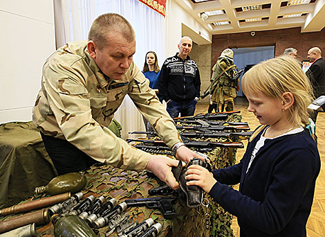 Перад урачыстым сходам, прысвечаным 30-годдзю вываду войскаў з Афганістана