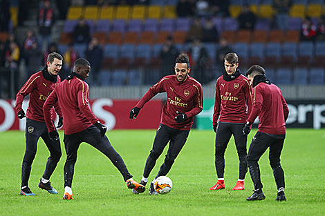Arsenal Team warming up 