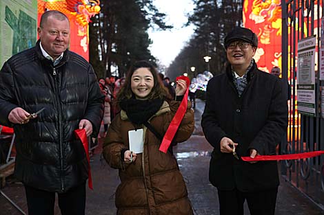 Директор Центрального ботанического сада Владимир Титок и координатор фестиваля китайских фонарей Чжан Хуи Вэй