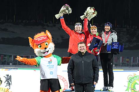 Chairman of the President’s Sport Club Dmitry Lukashenko presents awards to Women Mass Start medalists Nadezhda Skardino (Belarus), Anna Bogaliy (Russia), and Simone Hauswald (Germany)