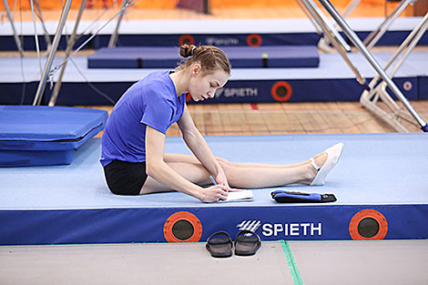 Тренировка белорусских батутистов в спорткомплексе 