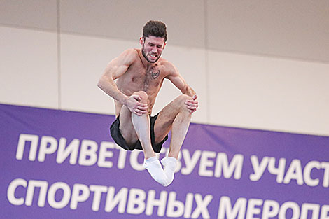 Тренировка белорусских батутистов в спорткомплексе 