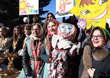 Масленичная неделя: студенты из 25 стран мира устроили в Витебске праздник проводов зимы 