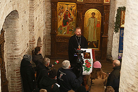 Head of the Kalozha Church Archpriest Alexander Bolonnikov with the historical copy of the unique Kalozha Icon of the Mother of God 
