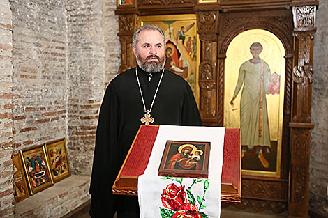 Head of the Kalozha Church Archpriest Alexander Bolonnikov with the historical copy of the unique Kalozha Icon of the Mother of God