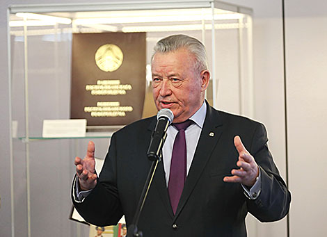 Владимир Дражин выступает на открытии выставки 