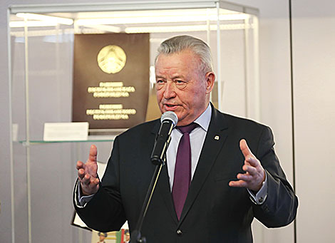 Уладзімір Дражын выступае на адкрыцці выстаўкі